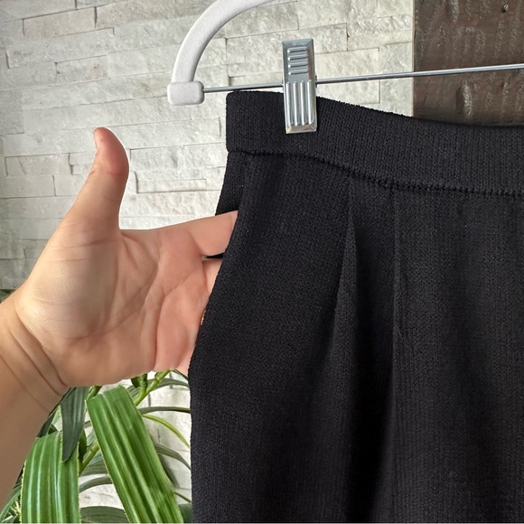 ST. JOHN Basics Black Pull On Knit Pleated Dress Pants with Pockets Size 6 - Picture 3 of 5